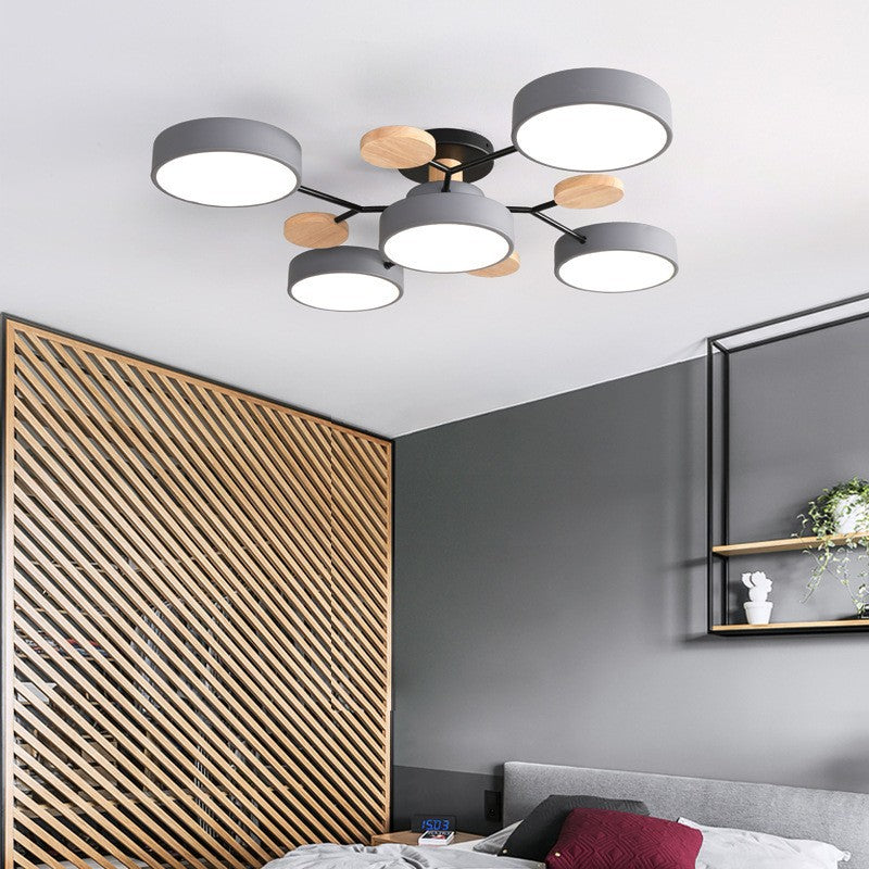 Scandinavische Plafondlamp Met Houten Accenten