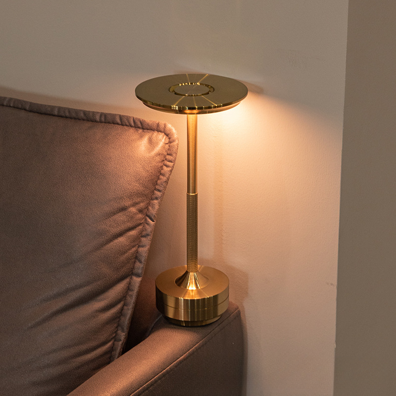 Moderne Draadloze Tafellamp In Scandinavische Stijl