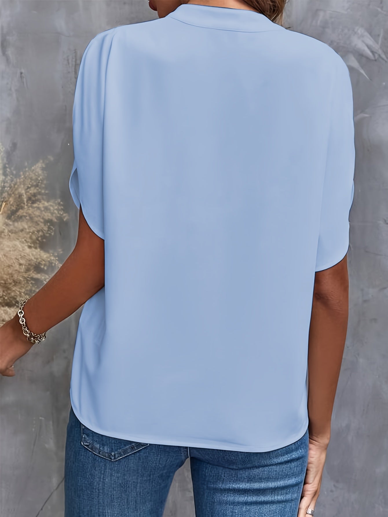 Stijlvolle Dames Blouse met V-hals en Korte Mouwen