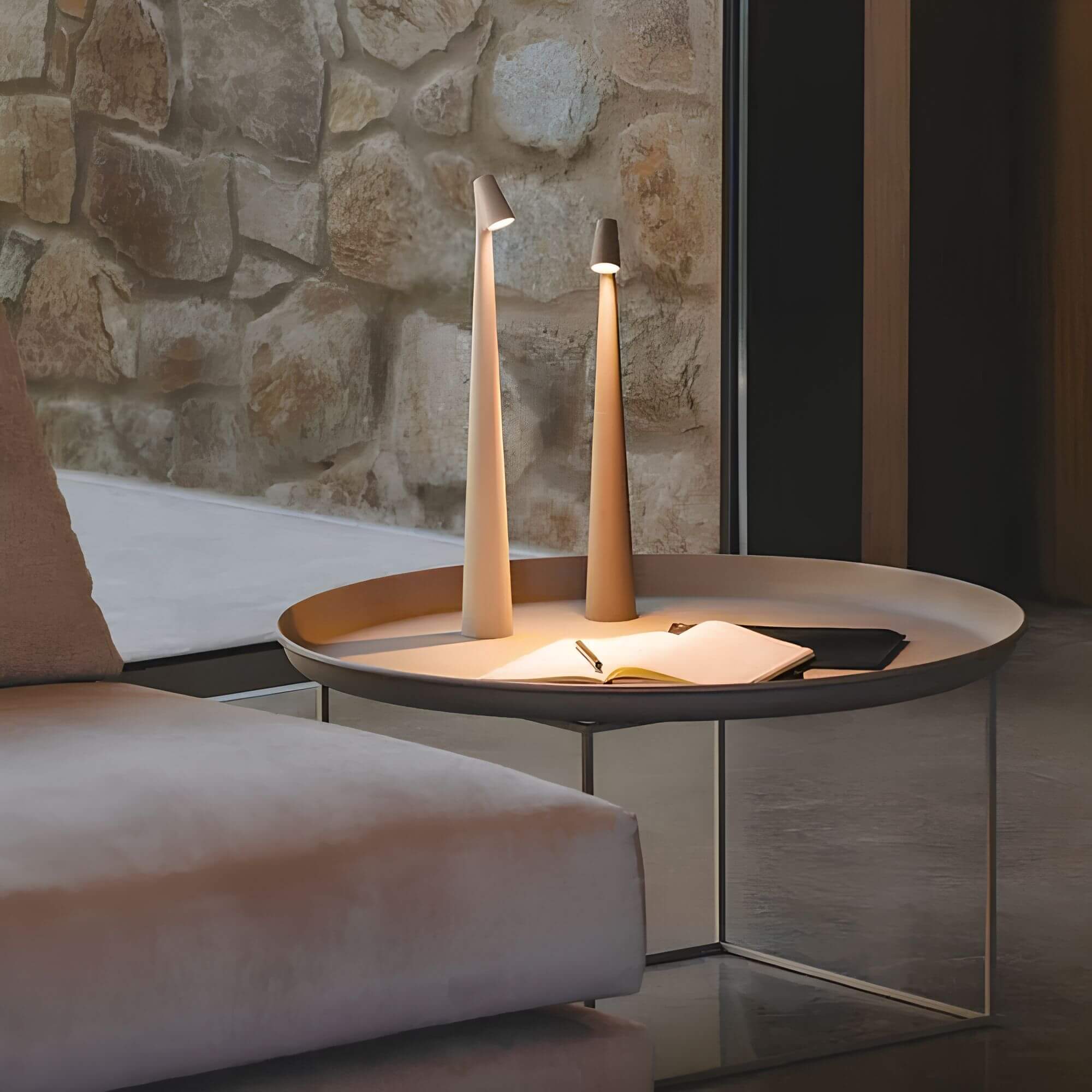 Moderne dimbare LED-leeslamp in slank minimalistisch ontwerp