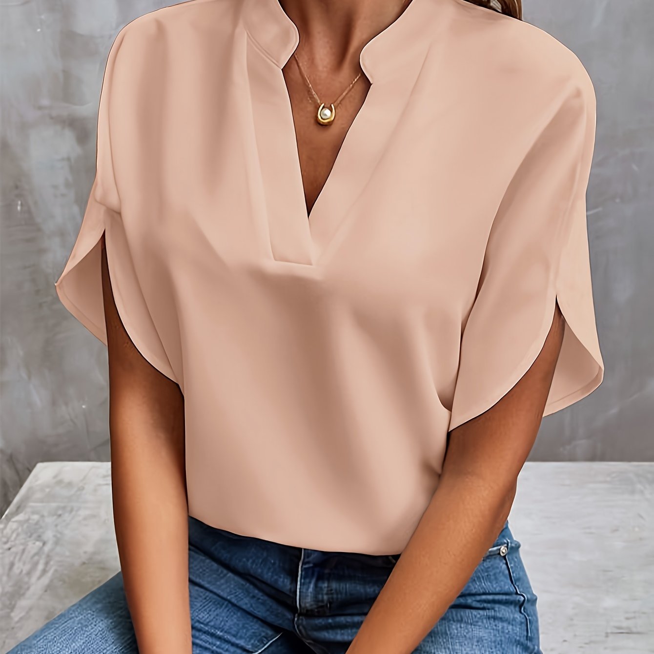 Stijlvolle Dames Blouse met V-hals en Korte Mouwen