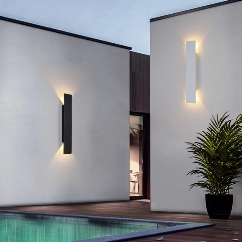 Moderne zwarte buiten wandlamp met up en down verlichting