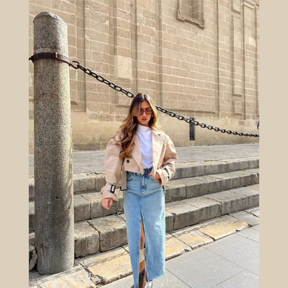 Trendy Korte Dames Trenchcoat Met Revers En Moderne Pasvorm