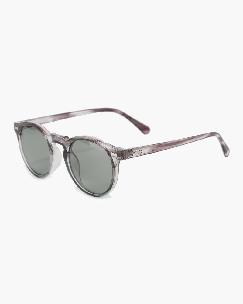 Tijdloze 3 Delige Set met Ronde Zonnebril Suède Loafers en Half Zip Trui Lichtgewicht