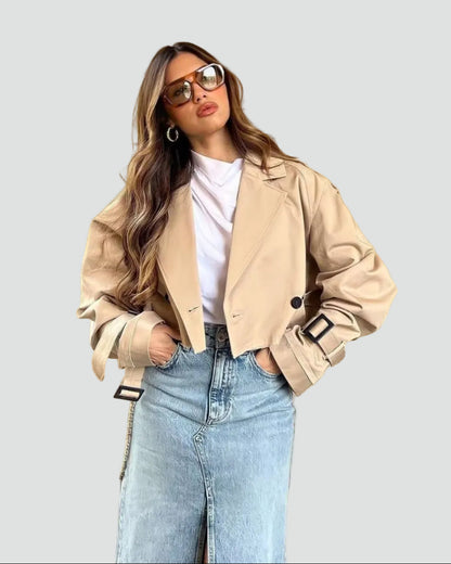 Trendy Korte Dames Trenchcoat Met Revers En Moderne Pasvorm