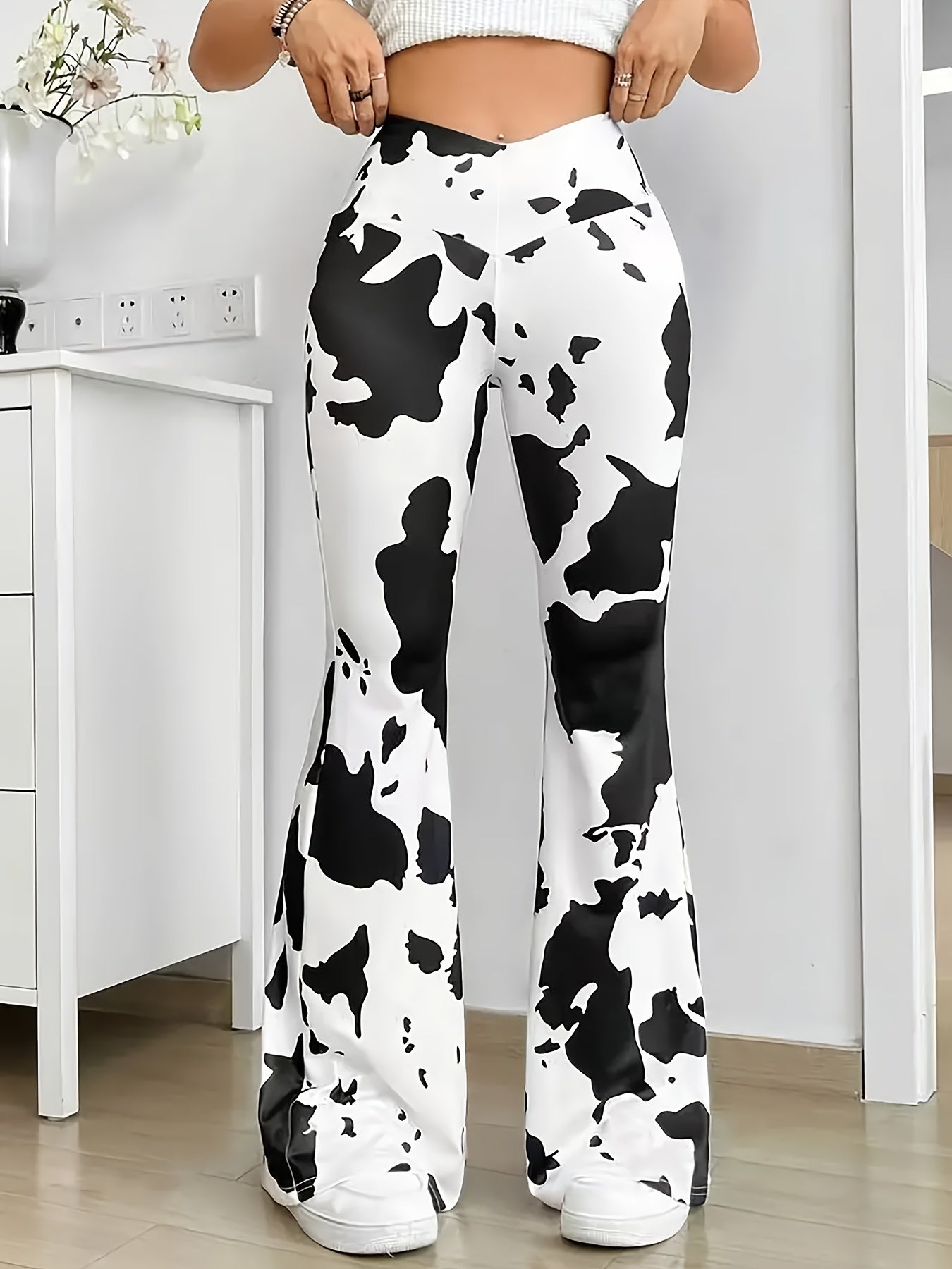 Naida - Hoog uitgesneden broek met koeienprint