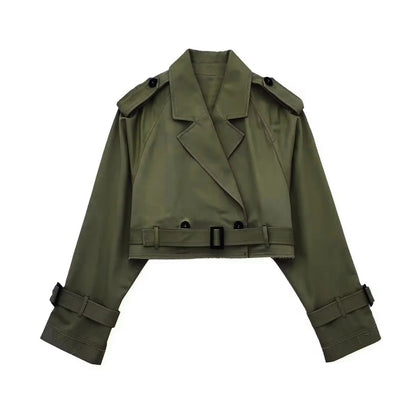 Trendy Korte Dames Trenchcoat Met Revers En Moderne Pasvorm