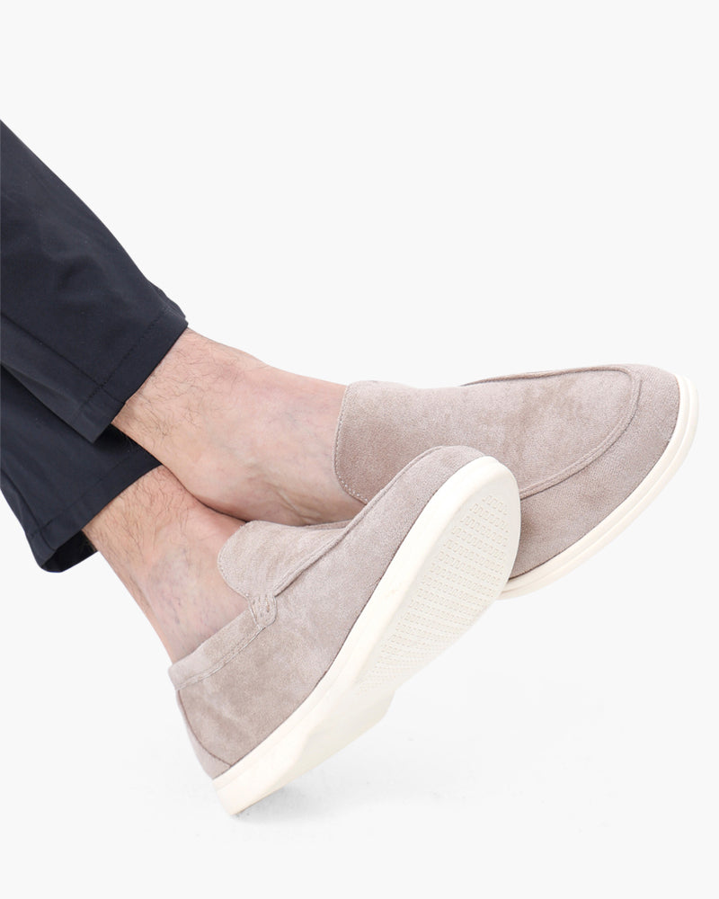 Tijdloze 3 Delige Set met Ronde Zonnebril Suède Loafers en Half Zip Trui Lichtgewicht