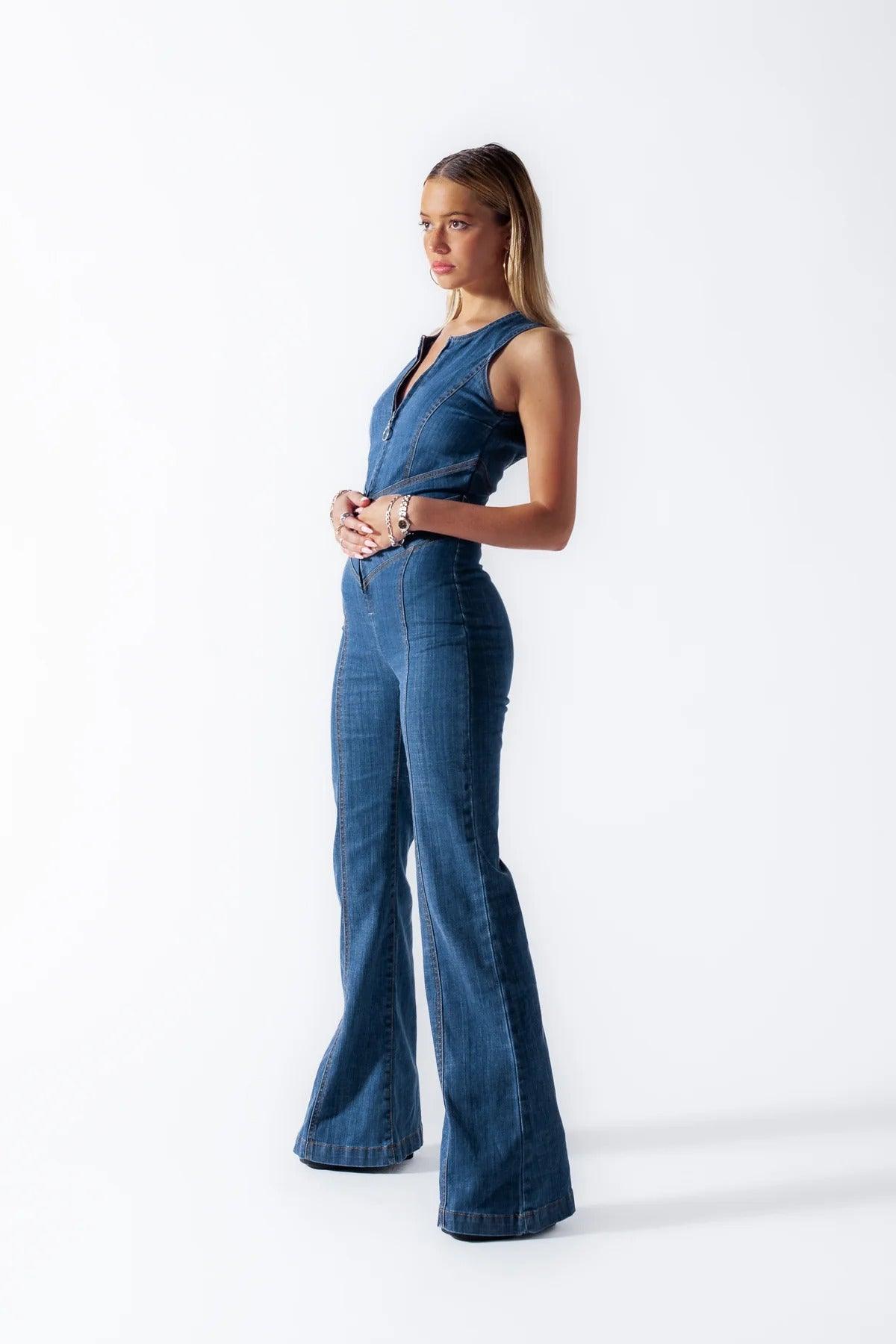 Elena – Spijkerjumpsuit met Open Rug en Wijde Pijpen voor Dames