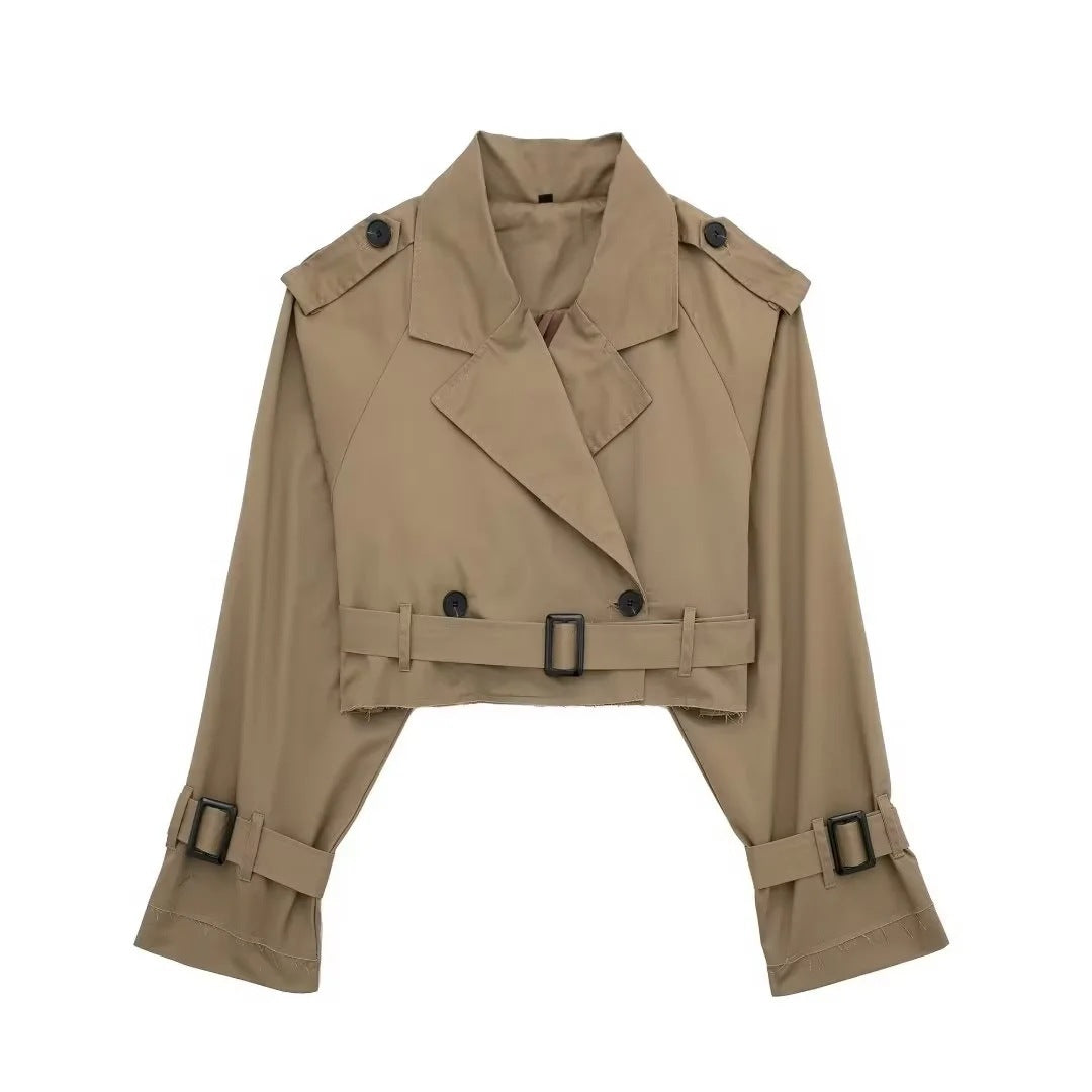 Trendy Korte Dames Trenchcoat Met Revers En Moderne Pasvorm