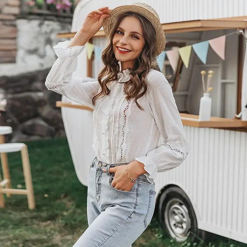 Amara – Witte Blouse met Kant en Subtiele Ruffles voor Dames