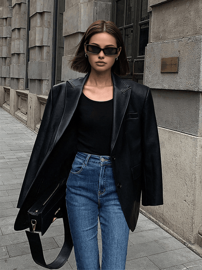 Caroline - Blazer van oversized imitatieleer met schouderdetails voor dames