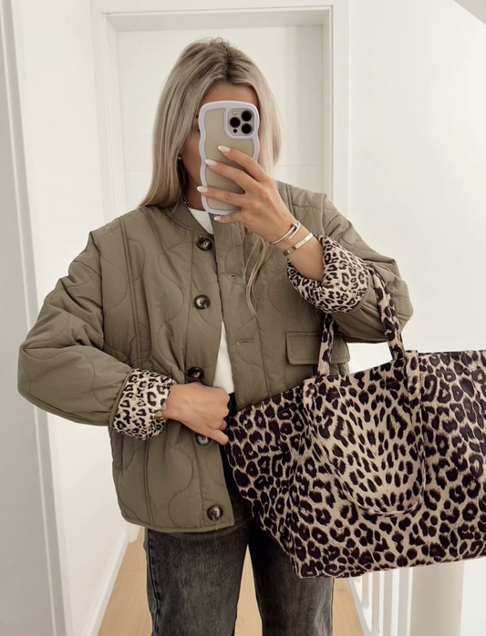 Sandra - Gewatteerde Korte Jas met Panterdetail voor Dames