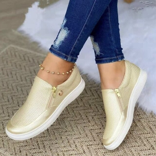 Kornelia - Slip-on sneakers met ademende mesh en rits