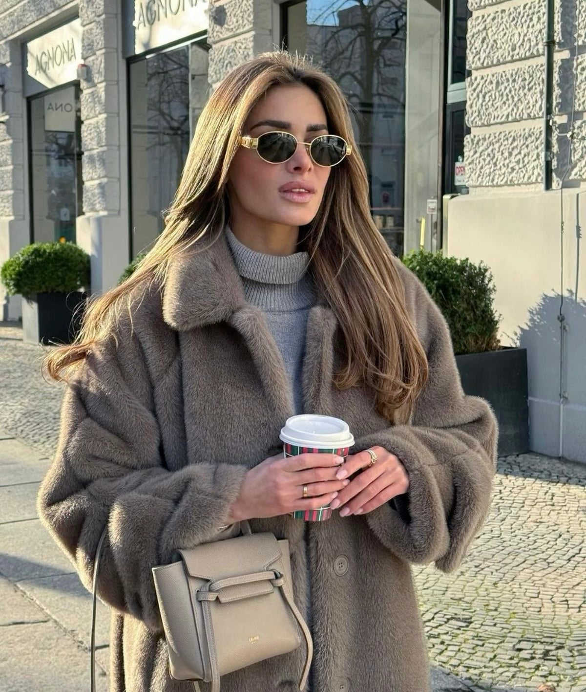 Stijlvolle Dames Zonnebril Met Rond Montuur En Luxe Details