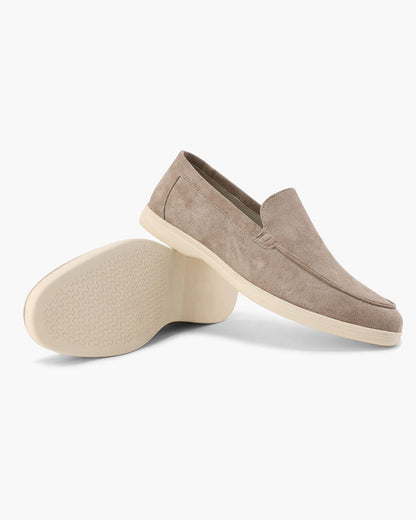 Tijdloze 3 Delige Set met Ronde Zonnebril Suède Loafers en Half Zip Trui Lichtgewicht