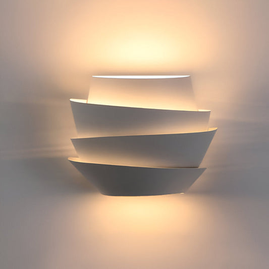 Scandinavische Wandlamp Met Gelaagd Design En Dubbele Lichtbundel