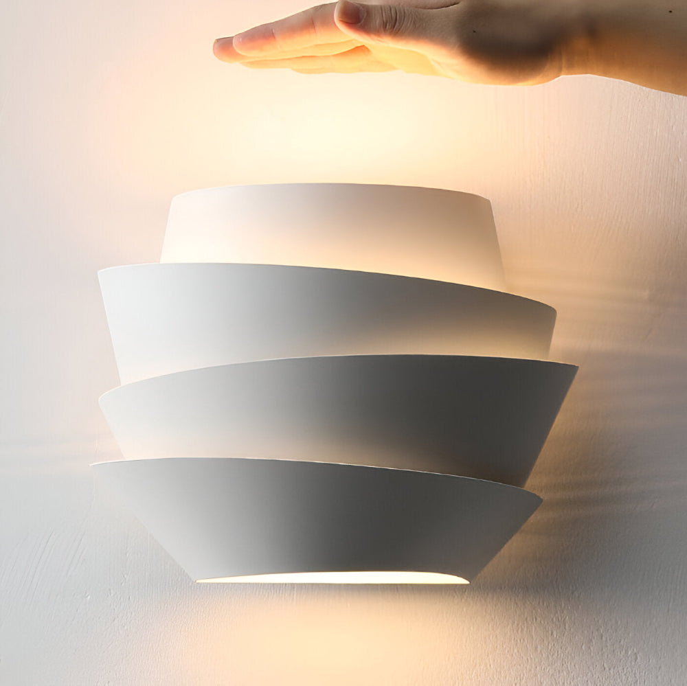 Scandinavische Wandlamp Met Gelaagd Design En Dubbele Lichtbundel