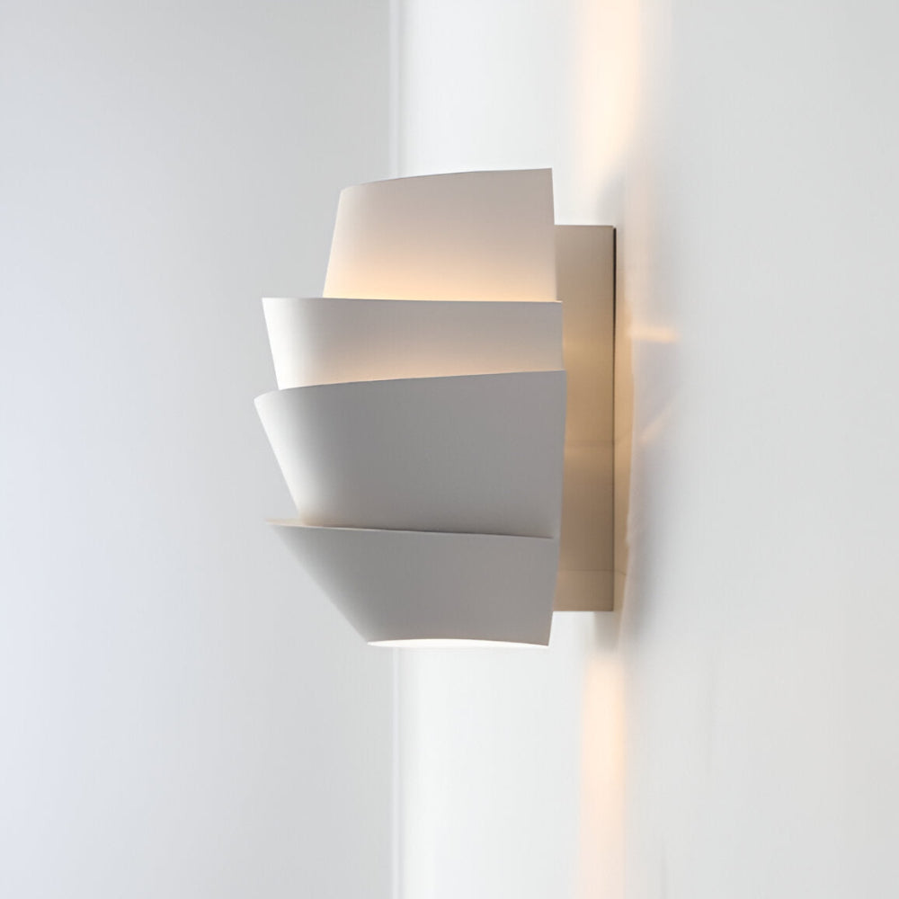 Scandinavische Wandlamp Met Gelaagd Design En Dubbele Lichtbundel