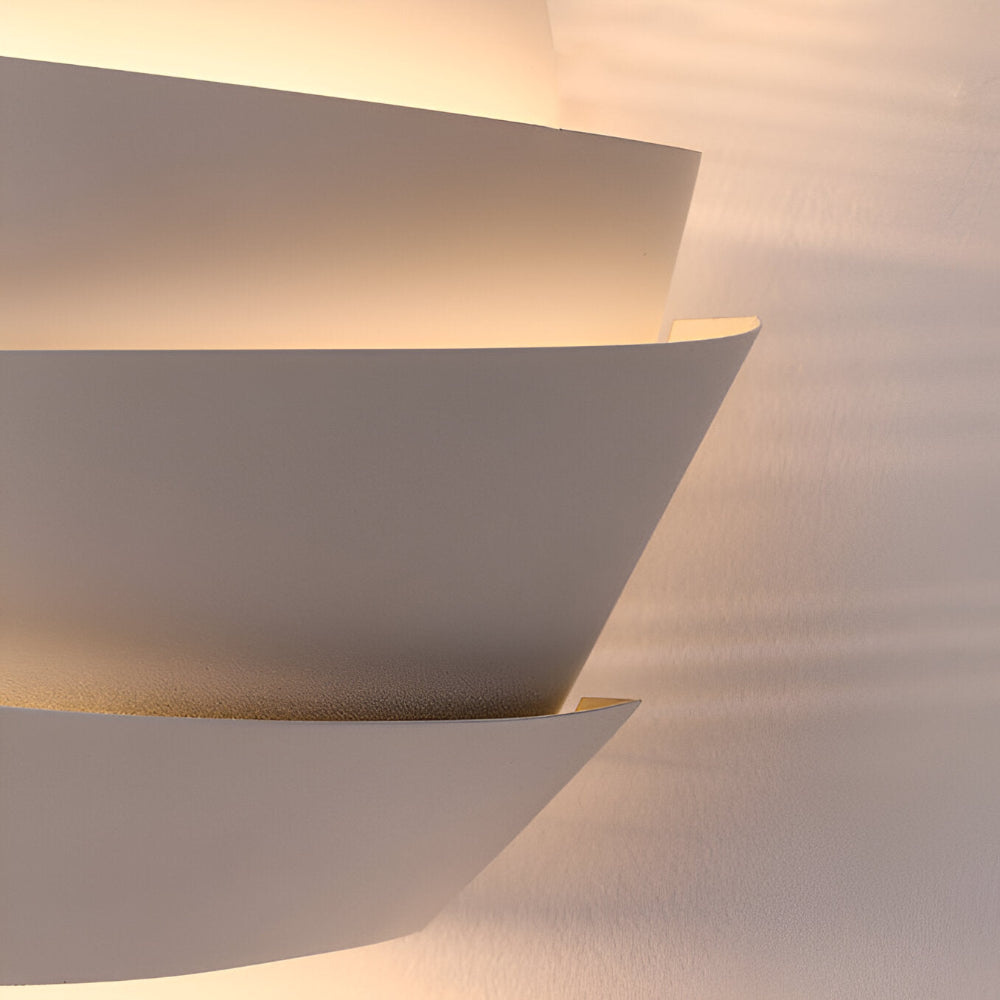 Scandinavische Wandlamp Met Gelaagd Design En Dubbele Lichtbundel