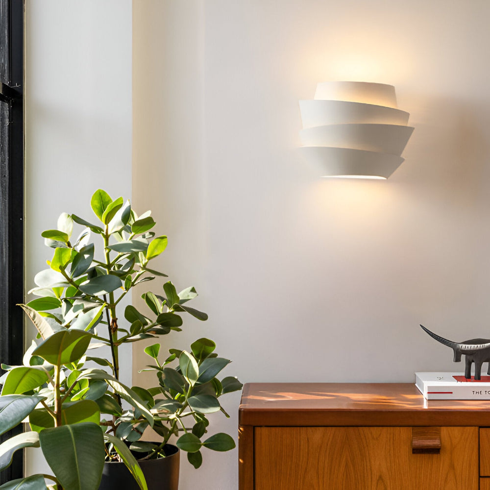 Scandinavische Wandlamp Met Gelaagd Design En Dubbele Lichtbundel