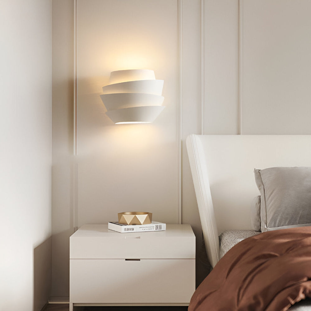 Scandinavische Wandlamp Met Gelaagd Design En Dubbele Lichtbundel