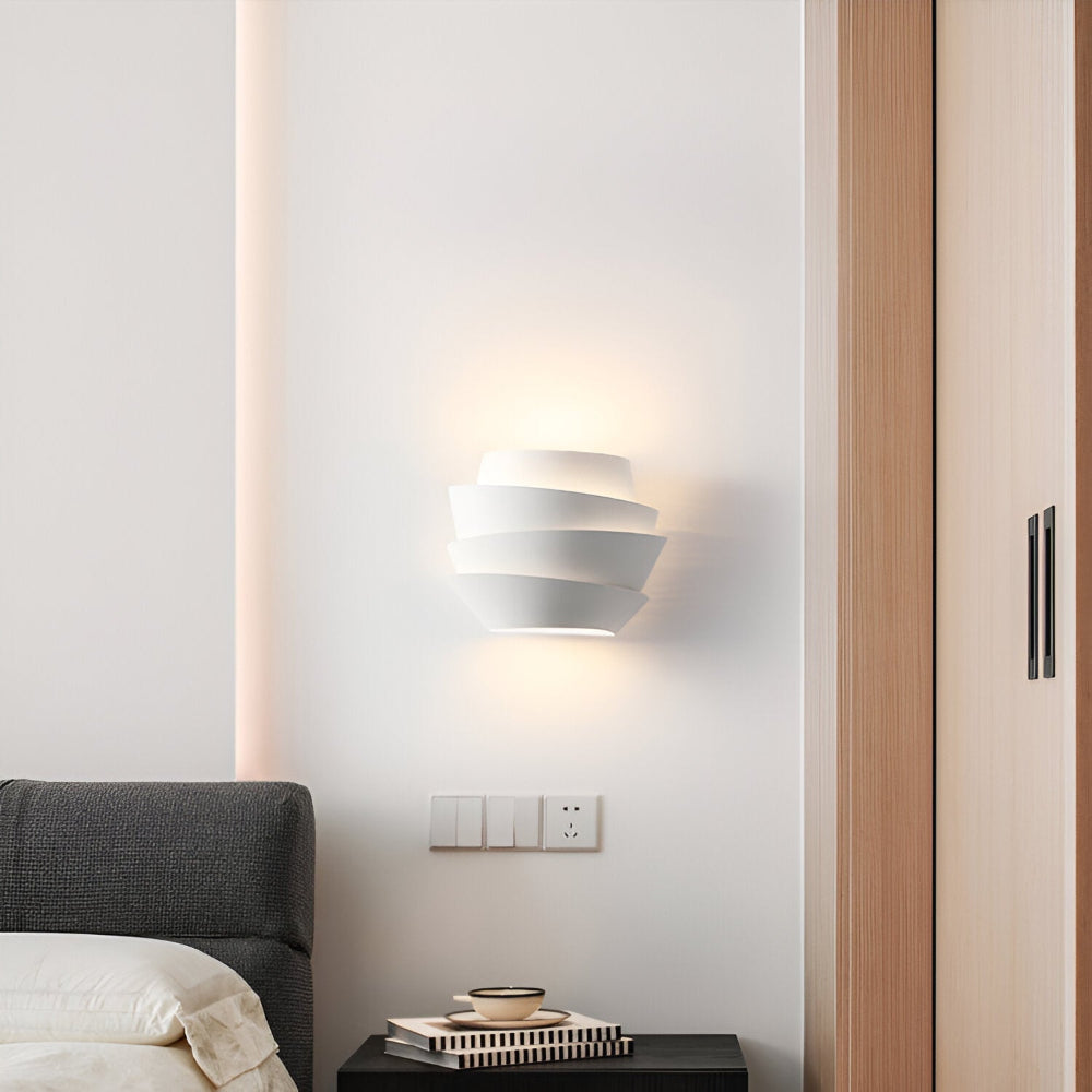 Scandinavische Wandlamp Met Gelaagd Design En Dubbele Lichtbundel