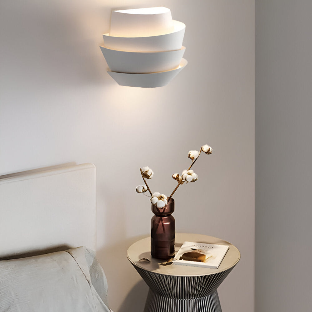 Scandinavische Wandlamp Met Gelaagd Design En Dubbele Lichtbundel