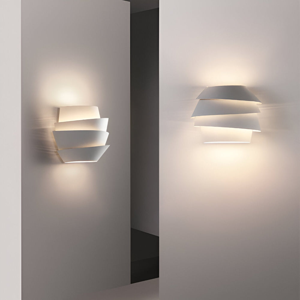 Scandinavische Wandlamp Met Gelaagd Design En Dubbele Lichtbundel