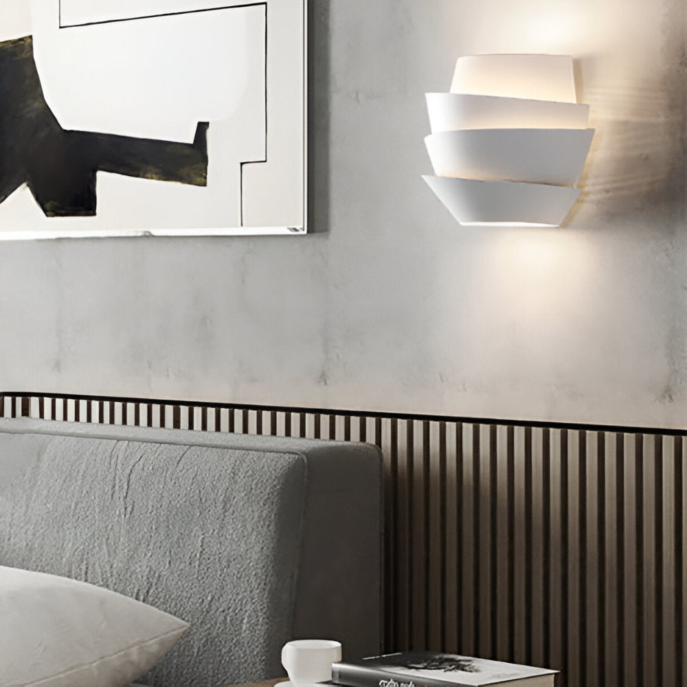 Scandinavische Wandlamp Met Gelaagd Design En Dubbele Lichtbundel