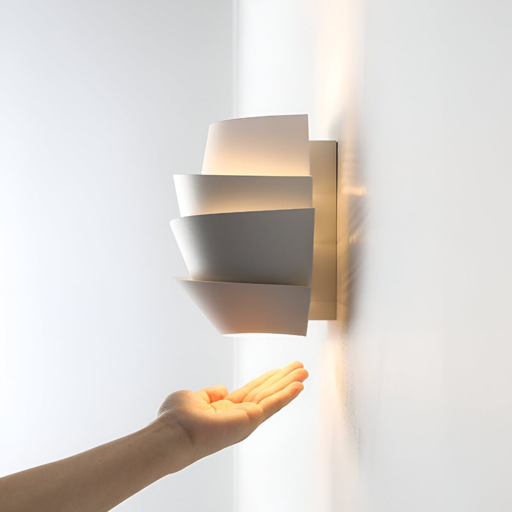 Scandinavische Wandlamp Met Gelaagd Design En Dubbele Lichtbundel