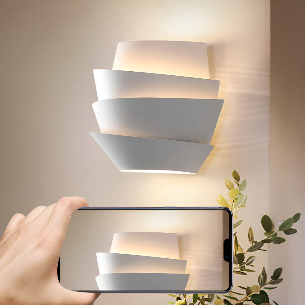 Scandinavische Wandlamp Met Gelaagd Design En Dubbele Lichtbundel