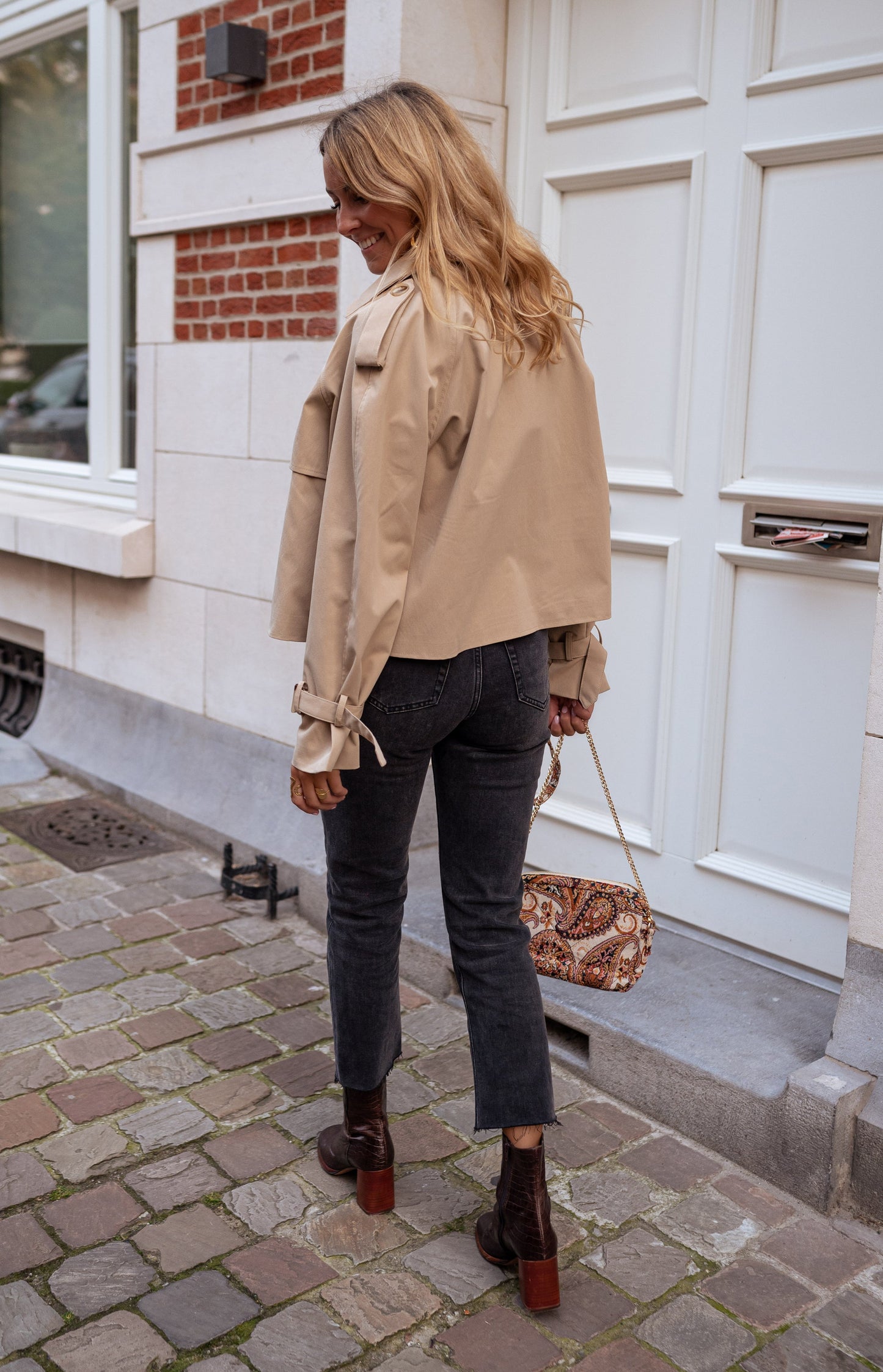 Chique Korte Trenchcoat Dubbelrijig Getailleerd voor Vrouwen