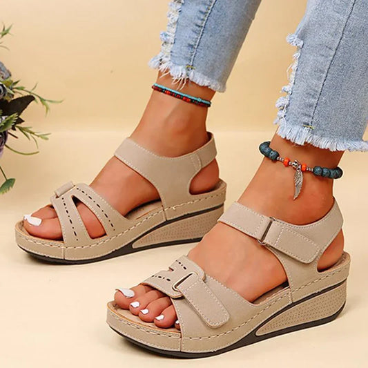 Maud – Sleehak Sandalen met Klittenbandsluiting & Geperforeerd Voetbed