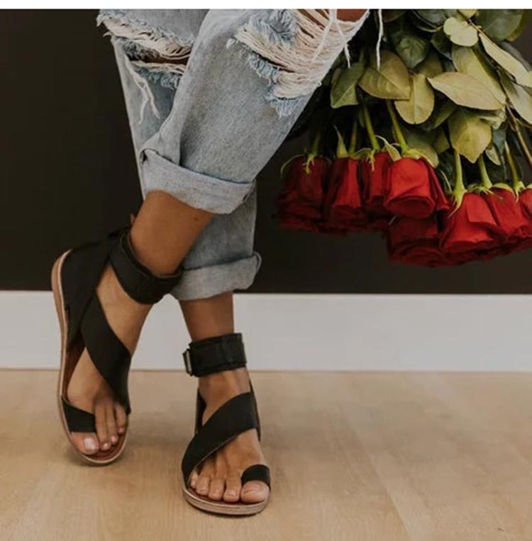 Esmé - Sandalen met kruisbandje en teenring