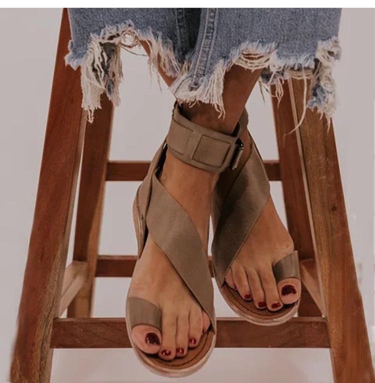 Esmé - Sandalen met kruisbandje en teenring
