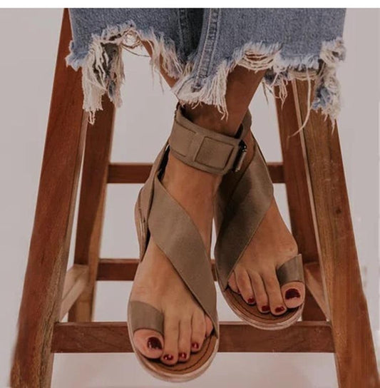 Esmé - Sandalen met kruisbandje en teenring