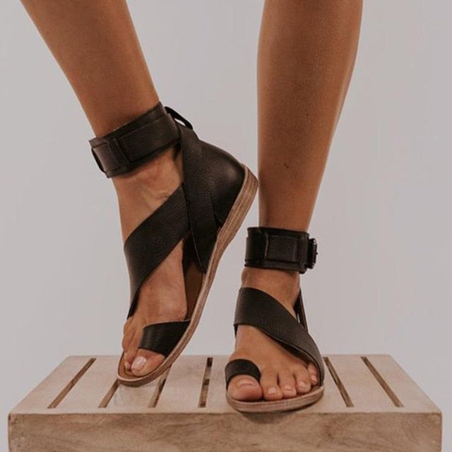 Esmé - Sandalen met kruisbandje en teenring