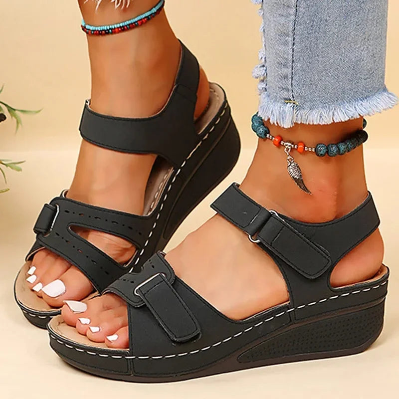 Maud – Sleehak Sandalen met Klittenbandsluiting & Geperforeerd Voetbed