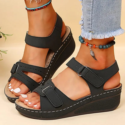 Maud – Sleehak Sandalen met Klittenbandsluiting & Geperforeerd Voetbed