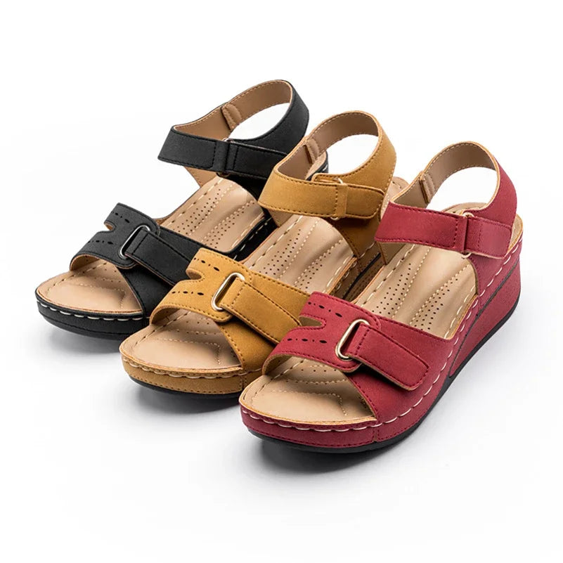 Maud – Sleehak Sandalen met Klittenbandsluiting & Geperforeerd Voetbed