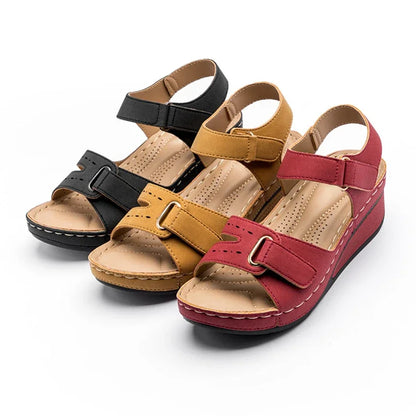 Maud – Sleehak Sandalen met Klittenbandsluiting & Geperforeerd Voetbed