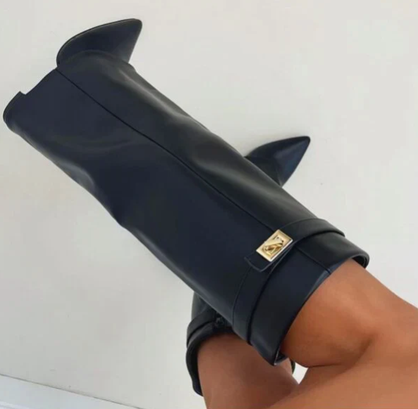 Anaïs - Hoge laarzen met flap en uniek design