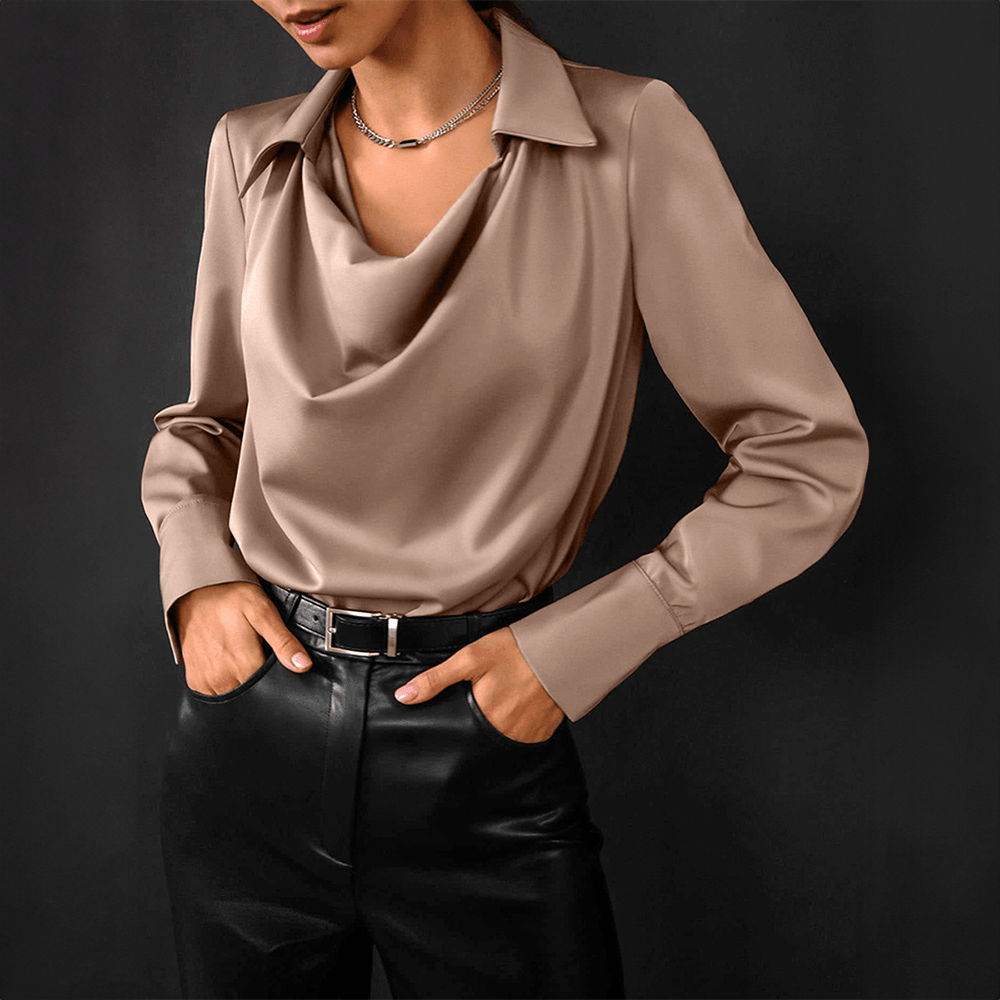 Jannica – Satijnen Blouse met Watervalhals