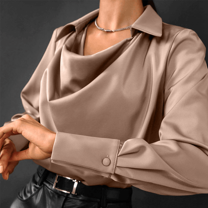 Jannica – Satijnen Blouse met Watervalhals