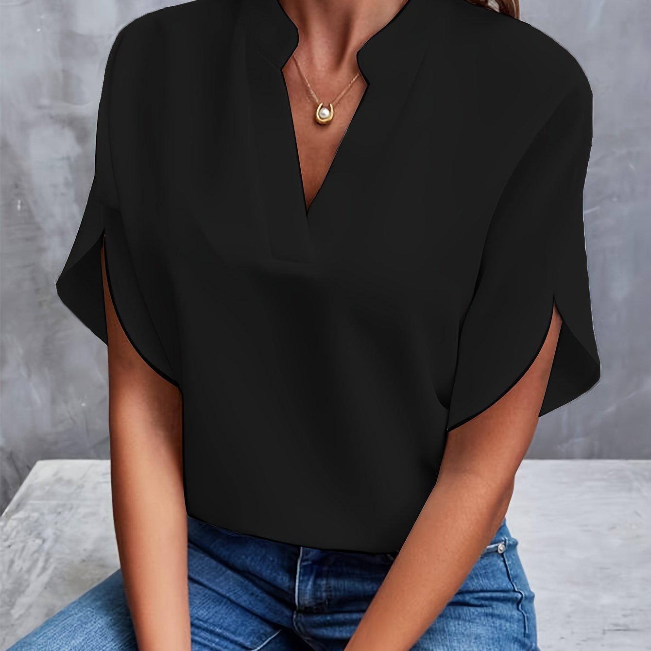 Stijlvolle Dames Blouse met V-hals en Korte Mouwen