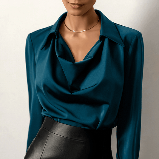 Jannica – Satijnen Blouse met Watervalhals