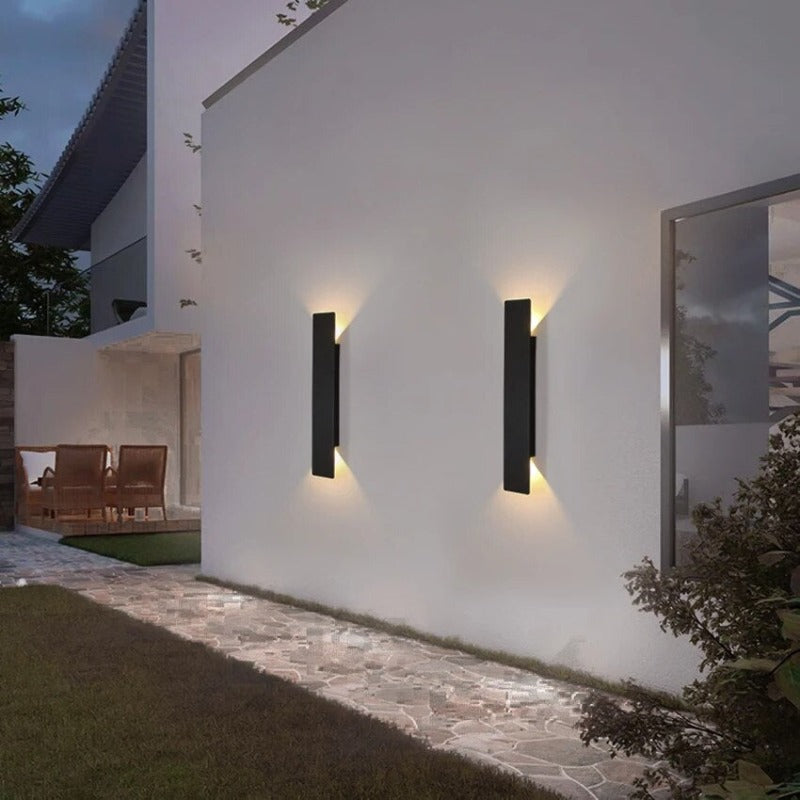 Moderne zwarte buiten wandlamp met up en down verlichting