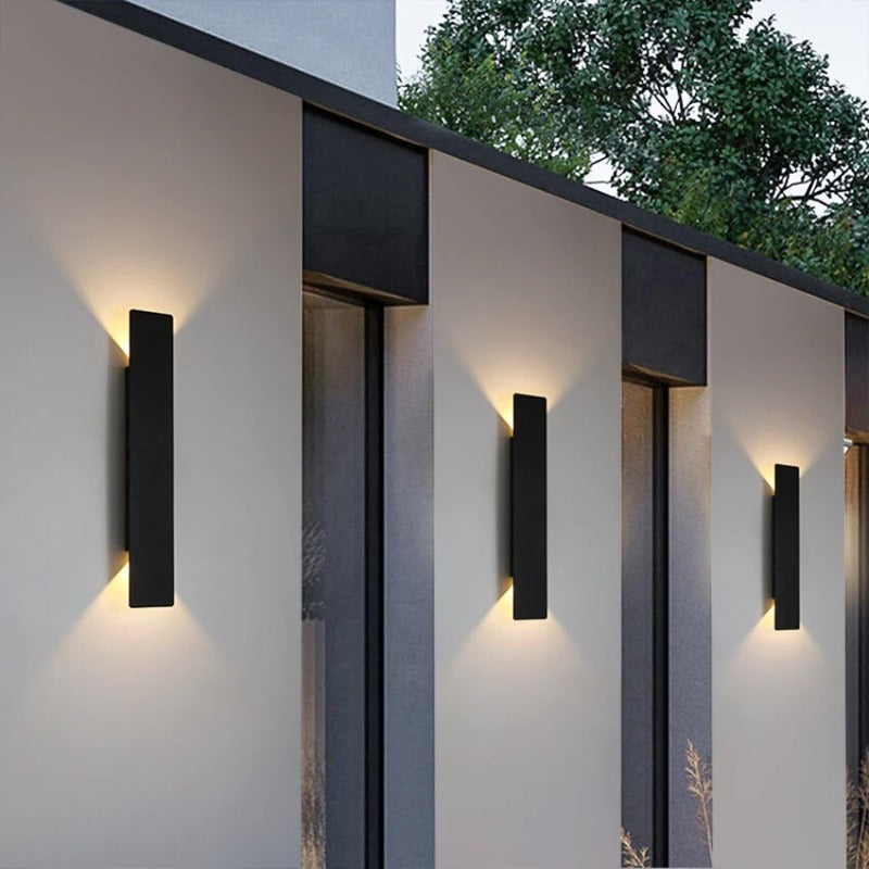 Moderne zwarte buiten wandlamp met up en down verlichting